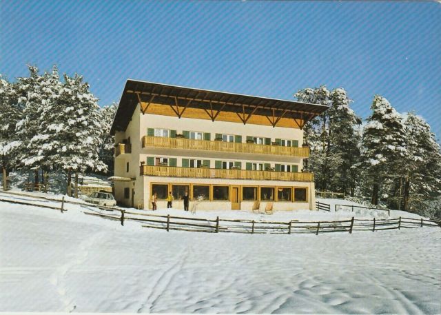 Skiing in Alta Badia Image: Skiing in Alta Badia